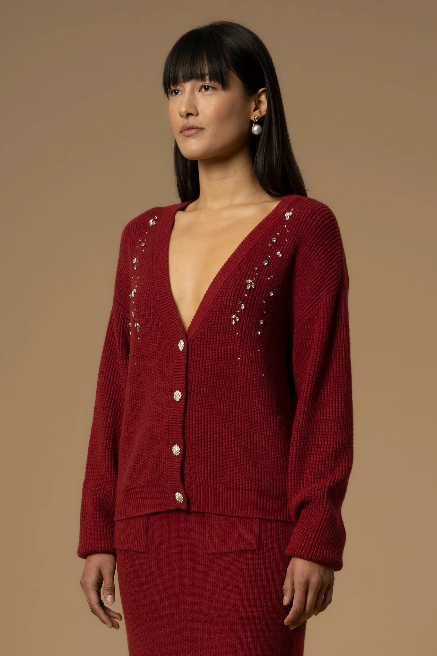 KOKKA - MAGLIA CON SCOLLO A V E DETTAGLI GIOIELLO - MAGLIA M/L CON APPLICAZIONE BALBINA (doppio colore)