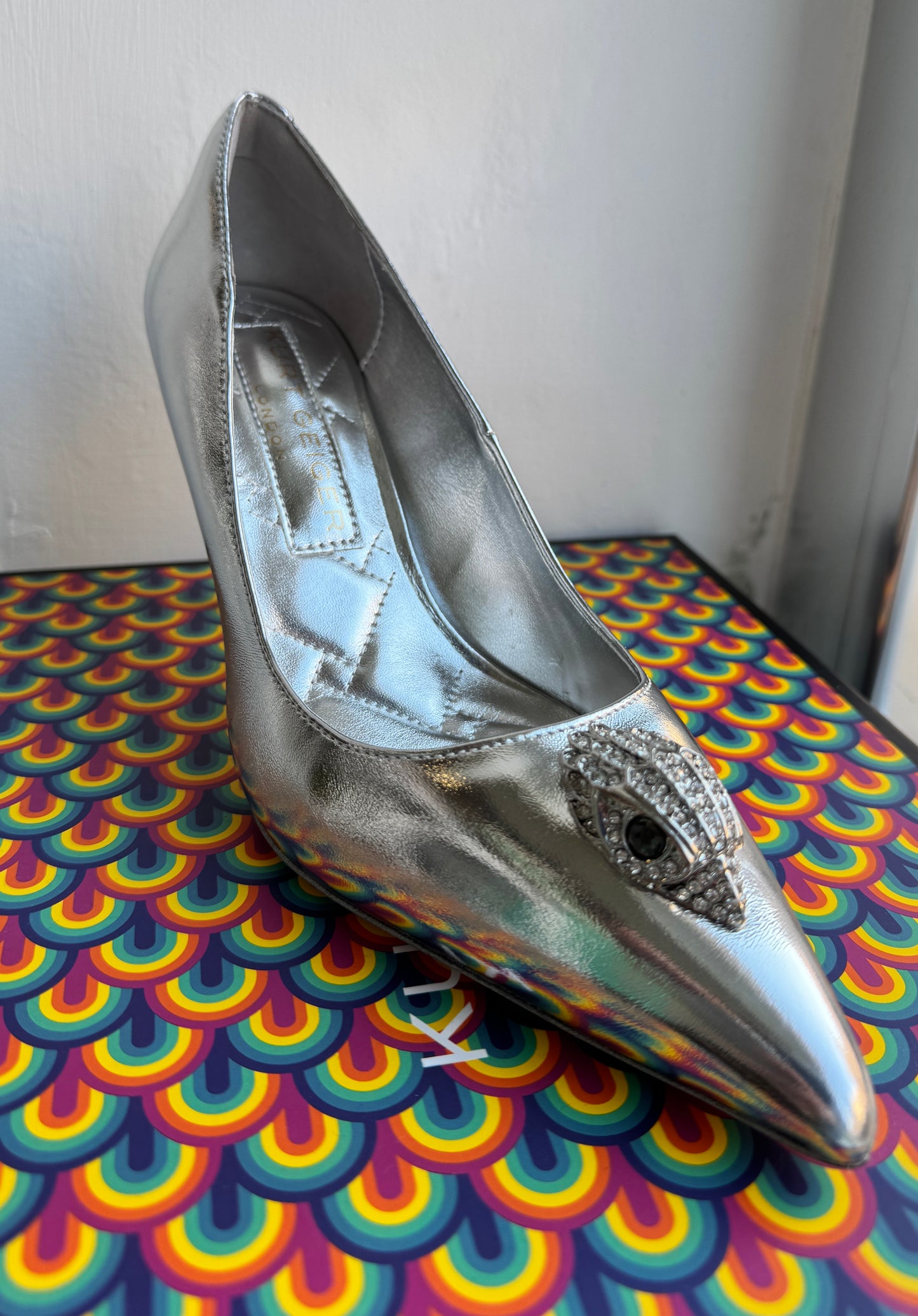 Kurt Geiger / décolleté con logo argento