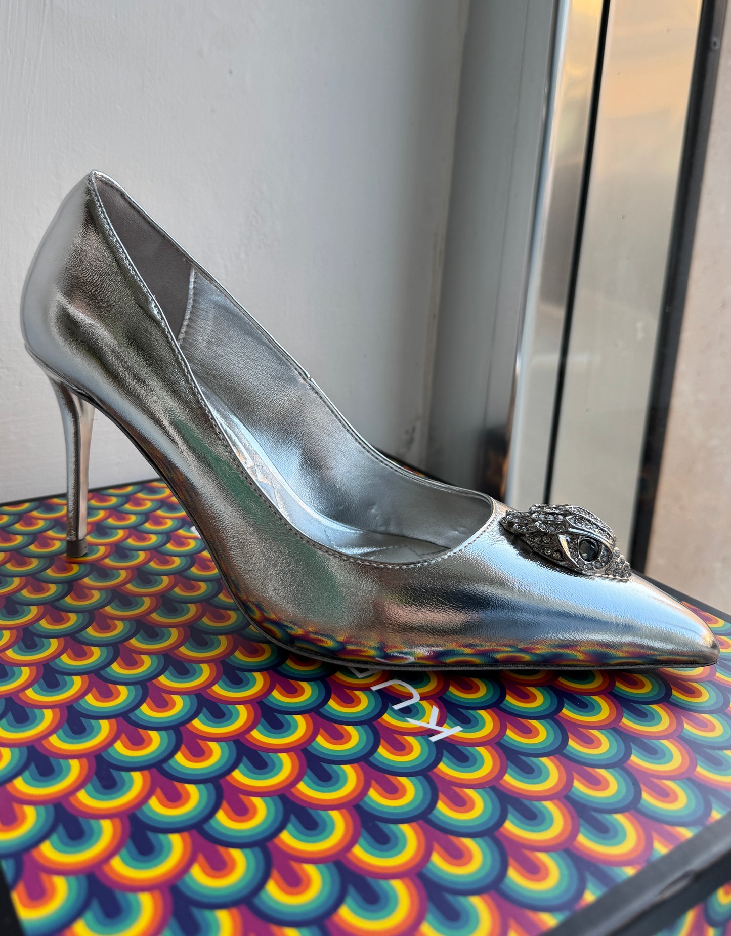 Kurt Geiger / décolleté con logo argento
